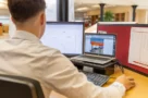 Ingénieur travaillant sur une maquette numérique BIM et un plan de projet dans un bureau d'études.