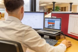 Ingénieur travaillant sur une maquette numérique BIM et un plan de projet dans un bureau d'études.