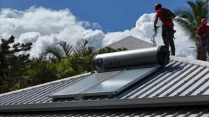 Chauffe-eau solaire thermique installé à La Réunion conforme à la réglementation RTAA DOM.