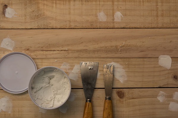 Cire pour réparer les petits trous et les fissures dans le bois