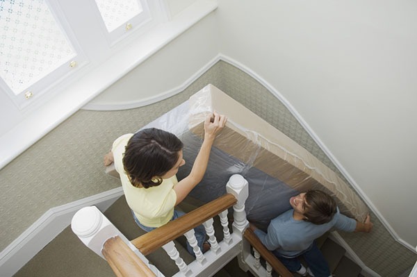 Comment déménager dans un escalier étroit ?