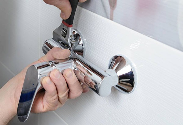 Installer robinet dans salle de bain