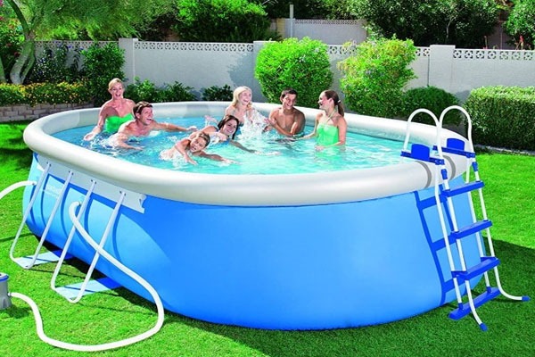 Piscine gonflable ovale pour la famille