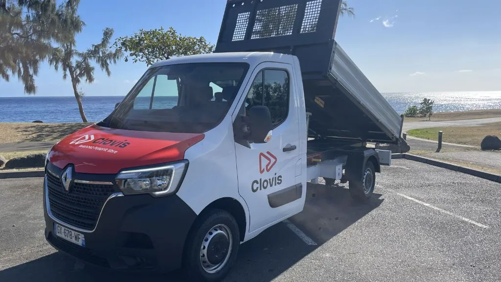 Véhicule utilitaire en action sur un chantier à La Réunion